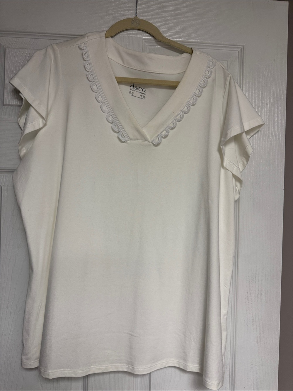 Denim&Co Cream V-Neck Short Sleeve Top with Scallop Trim